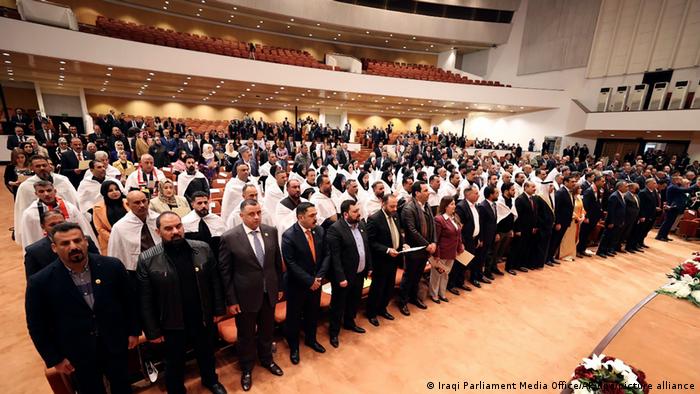 مقتدى الصدر زعيم ديني شيعي مسنود بفصيل مسلح ورقم صعب بمشهد العراق السياسي07 Moktada al Sadr ist ein irakischer Geistlicher Milizenführer und Schiiten Politiker Foto Picture Alliance