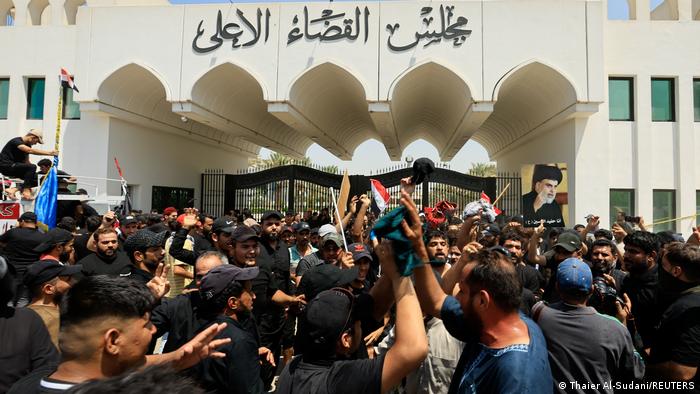 مقتدى الصدر زعيم ديني شيعي مسنود بفصيل مسلح ورقم صعب بمشهد العراق السياسي 08 Moktada al Sadr ist ein irakischer Geistlicher Milizenführer und Schiiten Politiker Foto Reuters