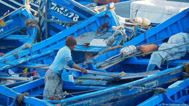 Ein Fischer auf seinem Boot in der marokkanischen Hafenstadt Essaouira; Foto: Ian Cook/imago images