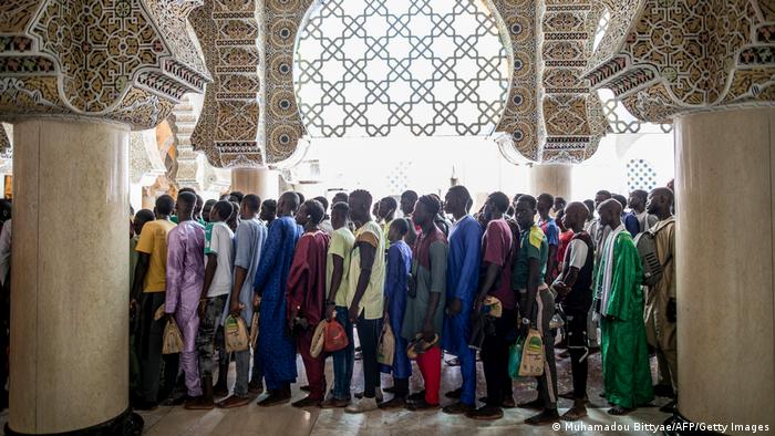 Vor der Moschee bilden sich lange Schlangen.