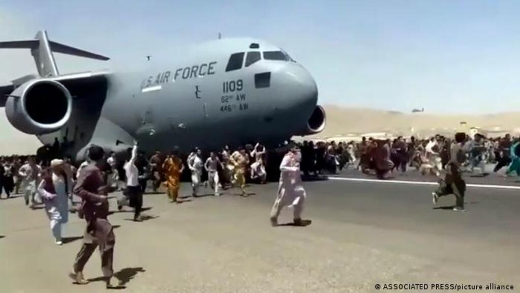 Chaotische Szenen bei der Evakuierung am Kabuler Flughafen; Foto: Associated Press/picture-alliance