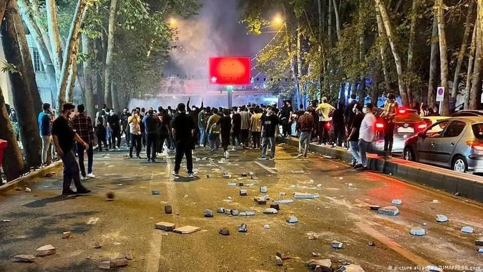 حشود المحتجين في طهران - مواجهة ليلية ضد قوات أمن النظام في إيران. Crowds of protesters in Tehran in a night-time stand-off against the regime's security forces (photo: picture-alliance)