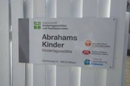 Türschild an der Kindertagesstätte (Foto: © Arndt Emmerich)&nbsp;