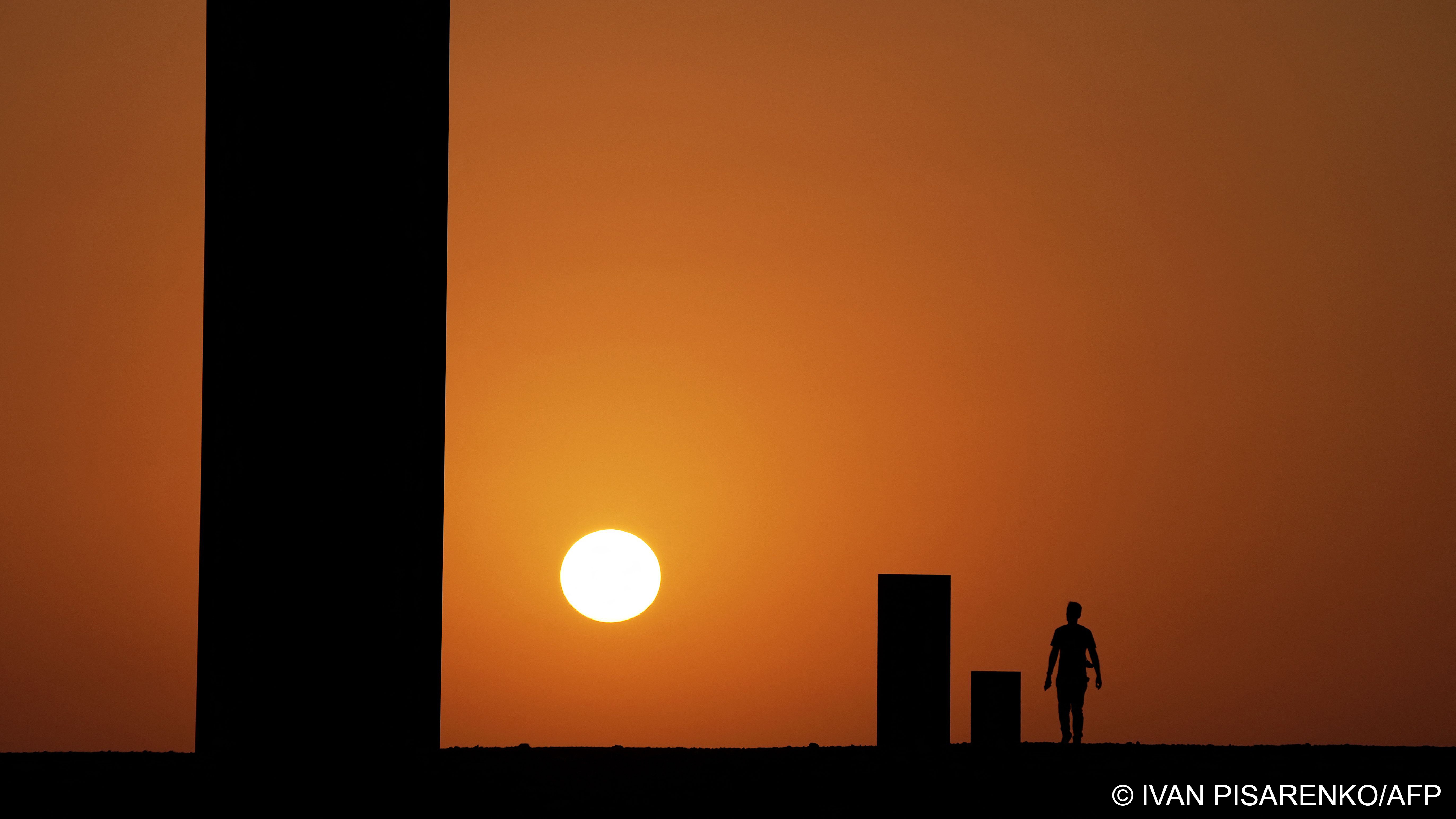  A four-wheel drive is needed to reach the artfully rusted steel plates about 70 kilometres from Doha (photo: Ivan PISARENKO/AFP)العمل الفني الذي نفّذه النحات الاميركي الشهير ريتشارد سيرا ويحمل اسم "شرق-غرب/غرب-شرق" عبارة عن أربعة ألواح فولاذية يزيد ارتفاع كل منها عن 14 مترا. 