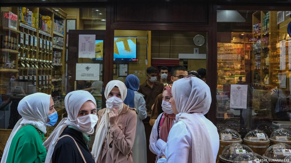 In der Türkei gibt es kaum ein anderes politisches Symbol, das die Gesellschaft stärker spaltet als das Kopftuch. Die türkische Staatsräson betrachtete das Kopftuch jahrzehntelang als eine Gefahr für den modernen und säkularen türkischen Staat. Für Staatsgründer Atatürk verkörperte das Kopftuch einen rückwärtsgewandten Islam.