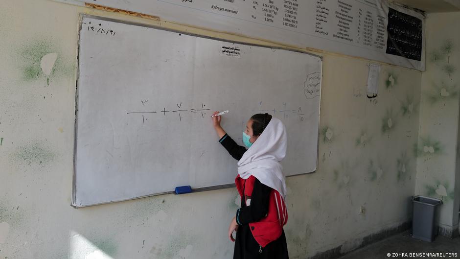 Mädchen an der Schultafel in Afghanistan; Foto: Zohra Bensemra/Reuters