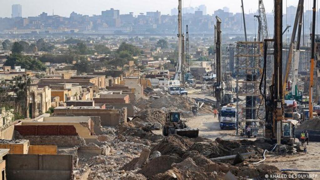 Planned motorway across Cairo's city of the dead (photo: Khaled Destouki/AFP)