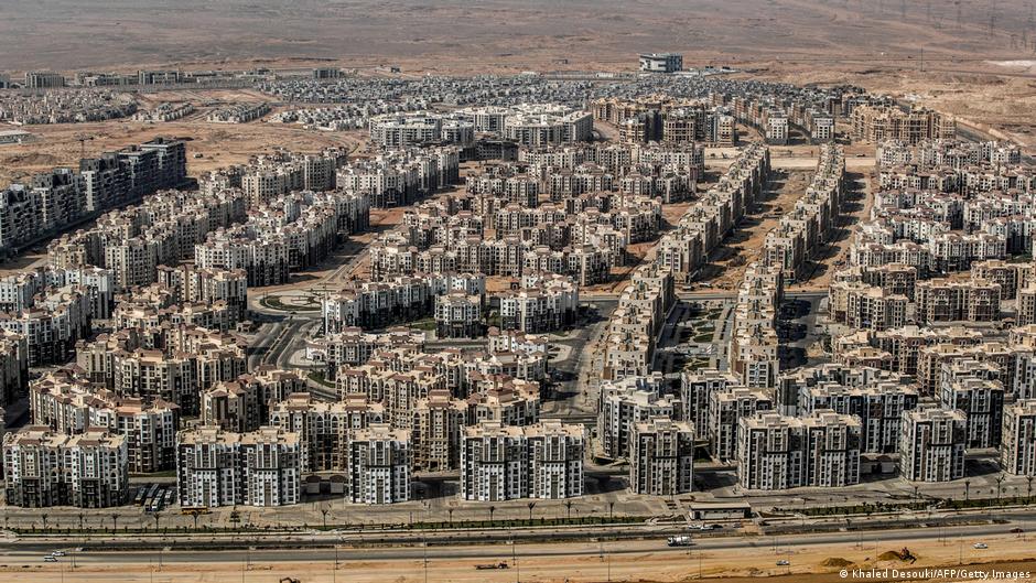 Ägypten steckt in einer tiefen Wirtschafts-, Währungs- und Zahlungsbilanzkrise. Doch der Bau- und Immobilienboom geht trotz sozialer Schieflage und leeren Staatskassen ungebremst weiter und wird zu einem erheblichen Anteil durch milliardenschwere Krediten aus dem Ausland und dem Ausverkauf von Staatsbesitz getragen.