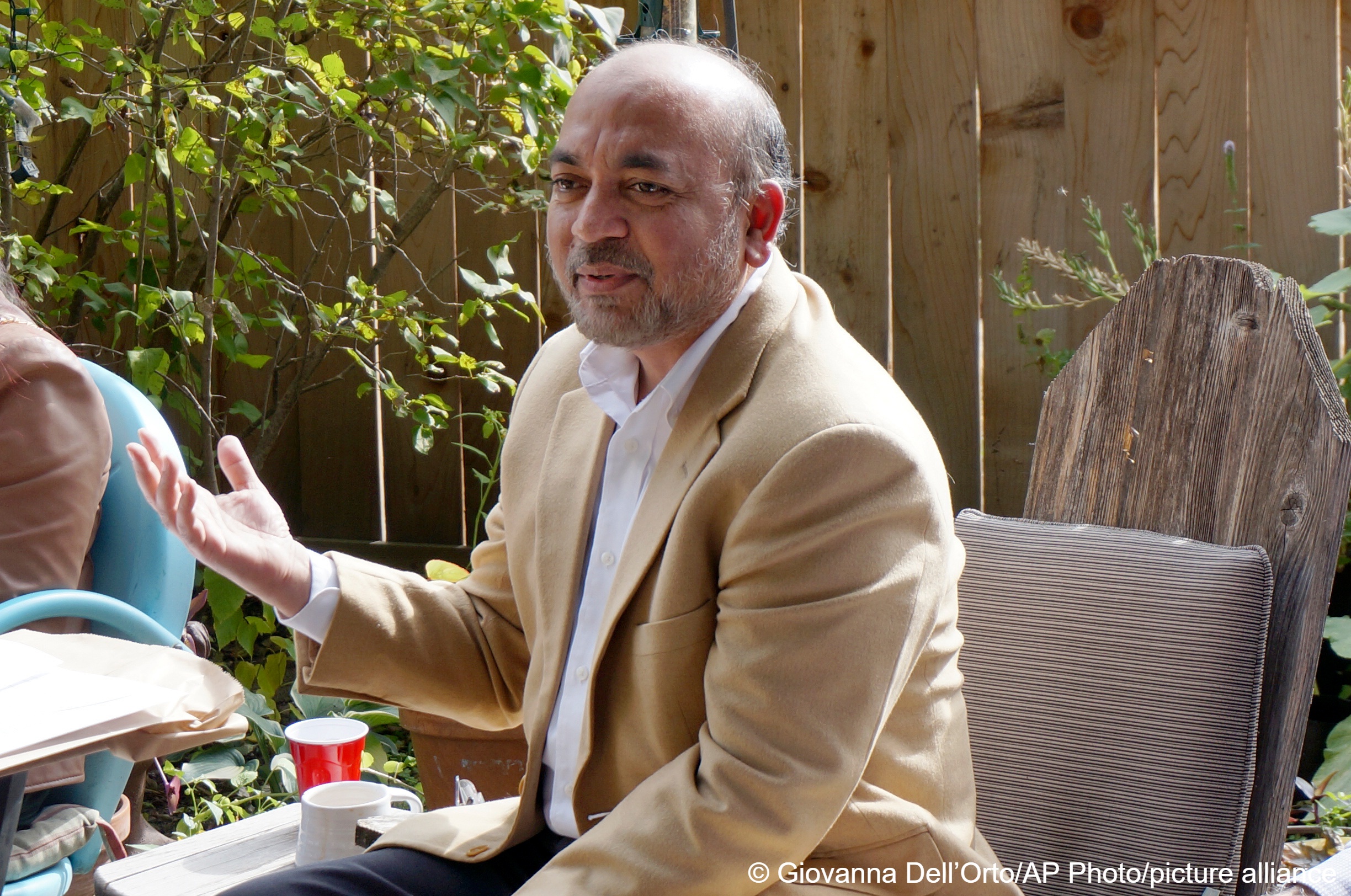 Zafar Siddiqui addresses the “India Coalition” group in the backyard of two members’ Minneapolis home on Sunday, Oct. 9, 2022. Siddiqui, who’s Muslim, has helped bring together the interfaith group of Minnesotans of Indian origin to "build bridges" in the community (photo: AP Photo/Giovanna Dell’Orto)