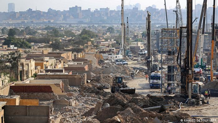 إزالة مقابر بالبساتين، القاهرة القديمة، لبناء جسر يربط بين أجزاء بالطريق الدائري - مصر (22 /7 /2020) 08 Ägypten Kairo Infrastruktur Autobahn Stadt der Toten Foto AFP