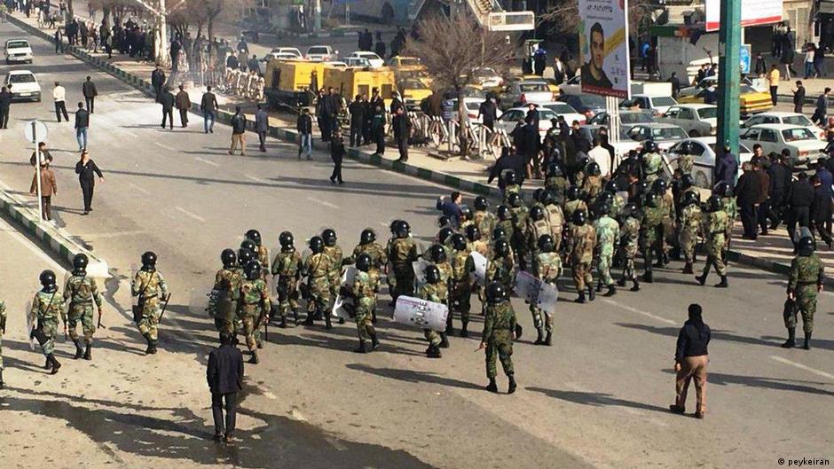 Iranische Sicherheitskräfte während der Proteste 2017 in der Stadt Kermanshah; Foto: peykeiran