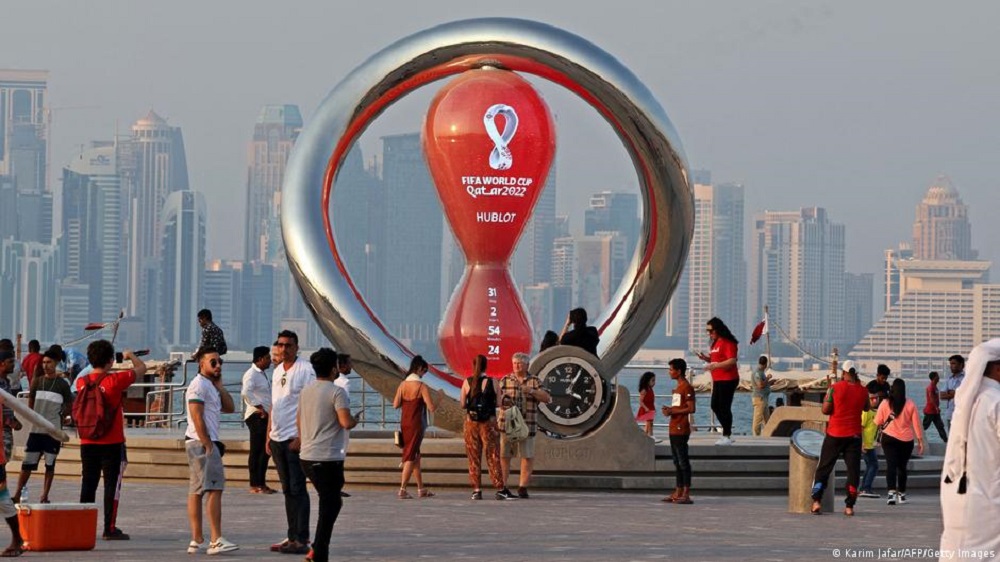 Eine symbolisierte Sanduhr zeigt in der katarischen Hauptstadt Doha die Zeit bis zum Beginn der WM (Archivbild); Foto: Karim Jafaar/AFP/Getty Images 