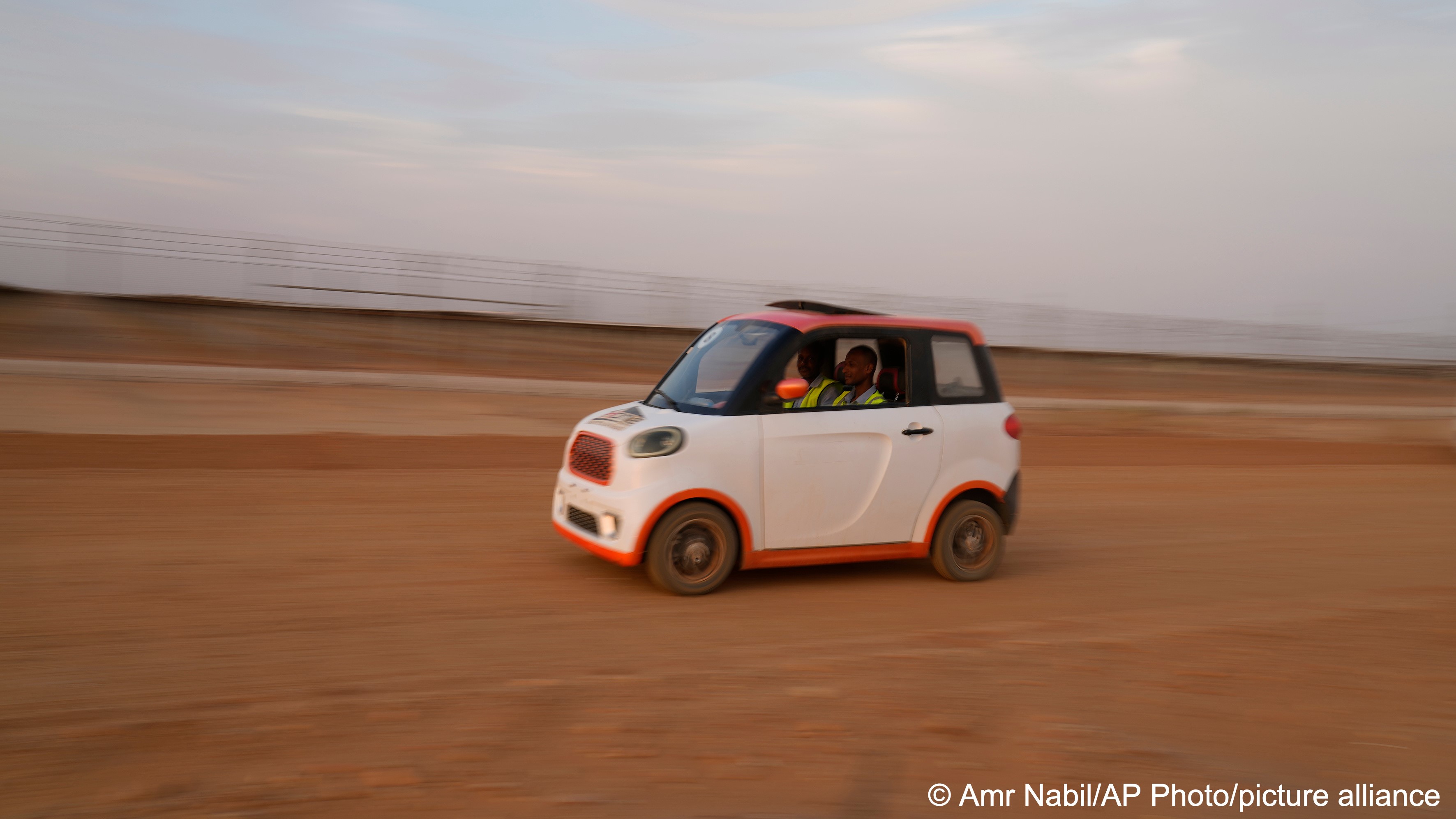 Engineers drive an electric powered car as they monitor the photovoltaic solar panels at Benban Solar Park, one of world’s largest solar power plant in the world, in Aswan, Egypt, 19 October 2022 (photo: AP Photo/Amr Nabil)