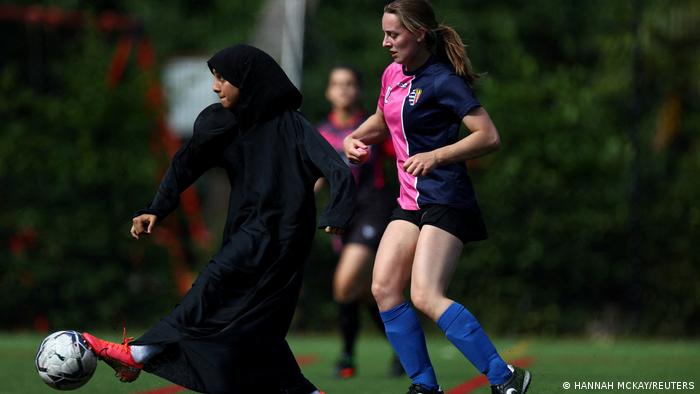 Eine Spielerin des Sisterhood FC auf dem Spielfeld