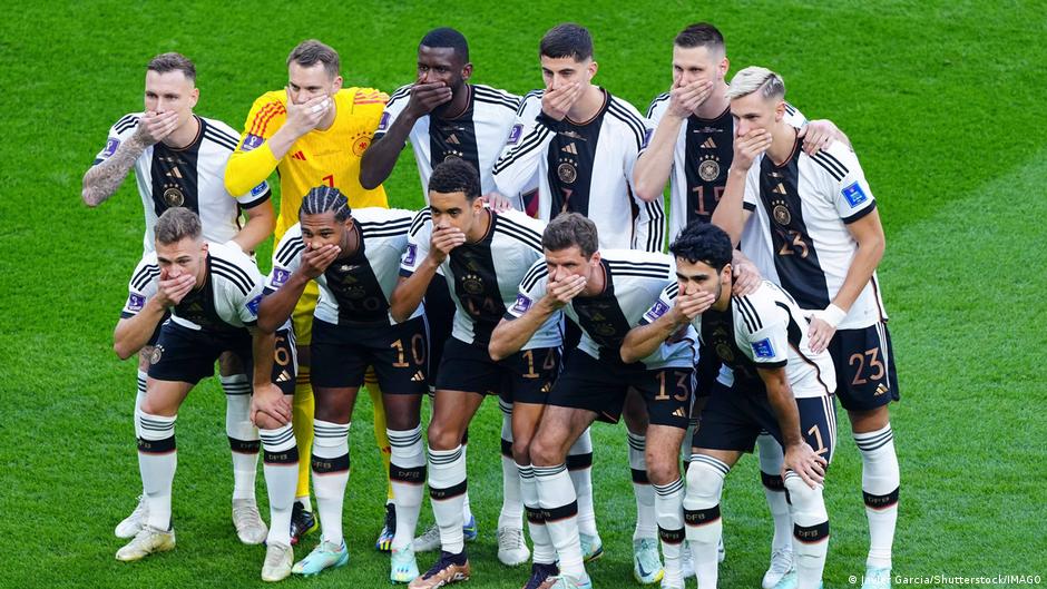 Die DFB-Mannschaft beim stummen Protest gegen das Verbot der One Love-Binde; Foto: Javier Garcia/Shutterstock/Imago