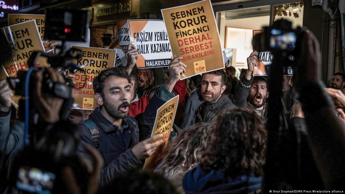 متظاهرون في إسطنبول يحتجون على اعتقال شبنَم كورو فينانجي من الجمعية الطبية التركية Protests in Istanbul in October 2022, following the arrest of Sebnem Korur Financi of the Turkish Medical Association (photo: ZUMA Press Wire/picture-alliance)