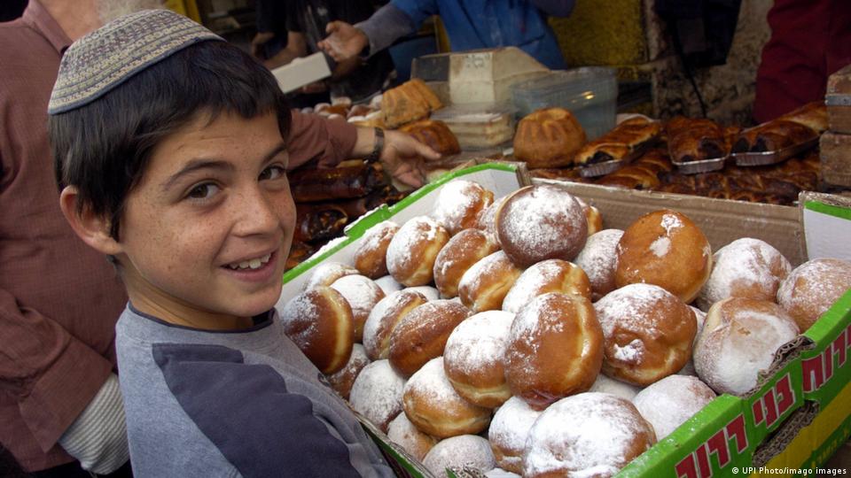 Ein Junge mit Krapfen für Chanukka; Foto: UPI Images/imago