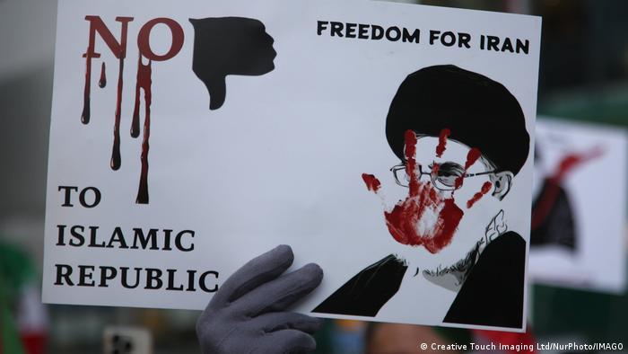 A protester in Toronto holds up a sign that reads "Freedom for Iran" and "No to Islamic Republic" (photo: Creative Touch Imaging Ltd/Nur Photo/IMAGO)