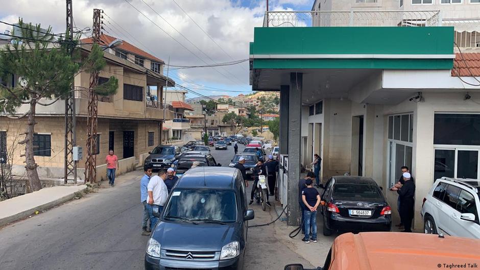 Schlangen vor einer Tankstelle in Rechaya, Libanon; Foto: Taghred Taalk