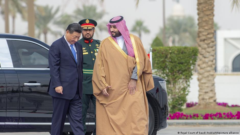 الرئيس الصيني شي جينبينغ وولي العهد السعودي الأمير محمد بن سلمان. Chinese President Xi Jinping and Saudi Crown Prince Mohammed bin Salman (image: Royal Court of Saudi Arabia/AA/picture-alliance)