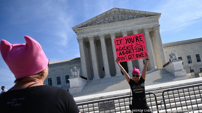 عام 2022 في صور: حروب وانتهاكات وكوارث أرضية واختراقات فضائية Bilder des Jahres 2022  USA Abtreibungsgesetz Protest Foto Getty Images