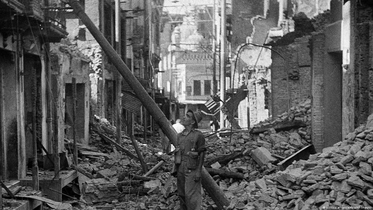 Eine verwüstete Straße in Indien nach den gewaltsamen Unruhen nach der Teilung des Subkontinents in 1947; Foto: picture-alliance/dpa/AP