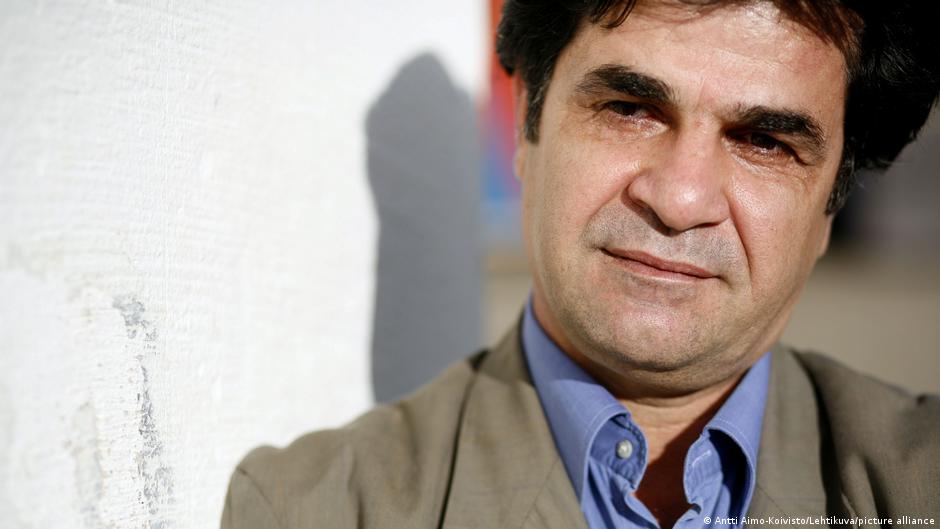 Der weltweit renommierte Regisseur Jafar Panahi saß seit mehreren Monaten im Gefängnis, obwohl der Oberste Gerichtshof das Urteil gegen ihn aufgehoben hatte. Aus Protest war er in den Hungerstreik getreten.