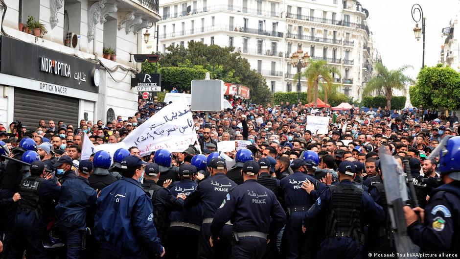 Unmut: Kundgebung der Protestbewegung Hirak im März 2021; Foto: Moussaab Rouibi/AA/picture-alliance