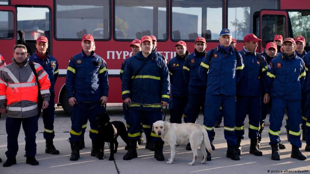 Griechische Helfer im Erdbebengebiet in der Türkei; Foto: picture-alliance/dpa/AP