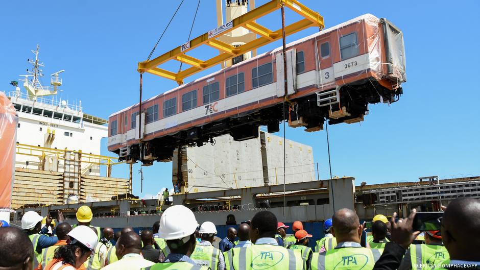 Ein Waggon für das SGR-Projekt in Tansania wird am 25. November 2022 im Hafen von Dar-es-Salaam entladen; Foto: Eric Boniphace/AFP