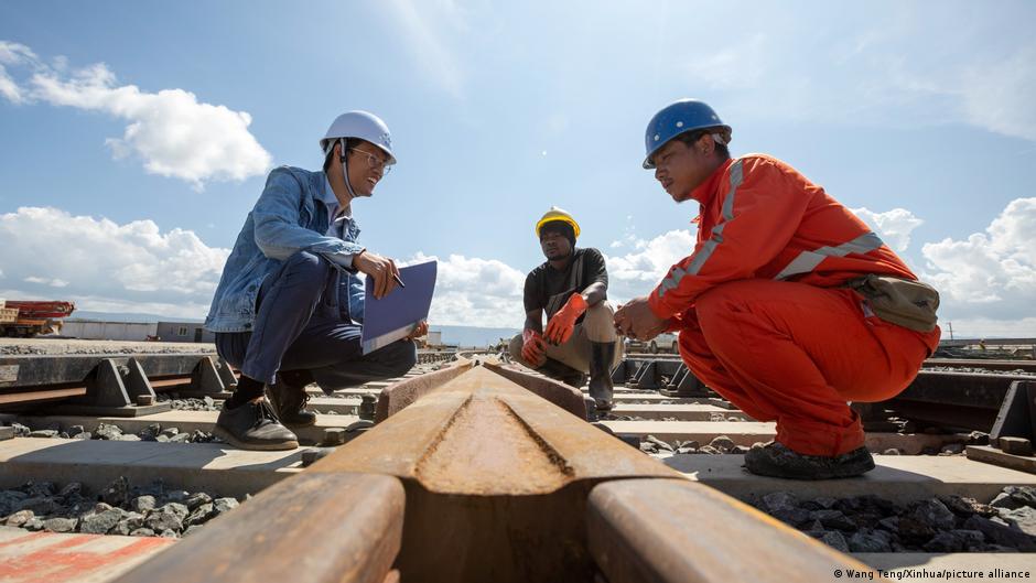 Ein chinesischer Ingenieur prüft die Schienen in einem Containerdepot in Naivasha, Kenia, im Januar 2020; Foto: Wang Teng/Xinhua/picture-alliance