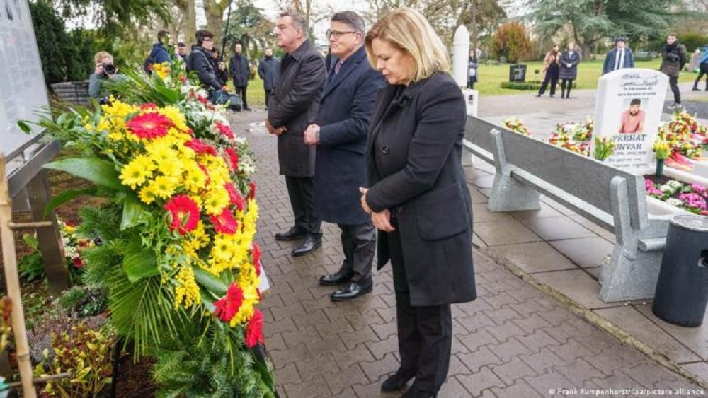 Bei einer Gedenkveranstaltung in Hanau für die neun Opfer des rassistischen Anschlags sagte Bundesinnenministerin Nancy Faeser, es sei wichtig, aus dieser Tat Konsequenzen zu ziehen "und auch nicht Ruhe zu geben". Der Täter habe versucht, die Opfer zu Fremden zu machen, "aber das waren sie nicht", sagte die SPD-Politikerin. Vom Rechtsextremismus gehe die größte Bedrohung für die demokratische Grundordnung aus, sagte Faeser.