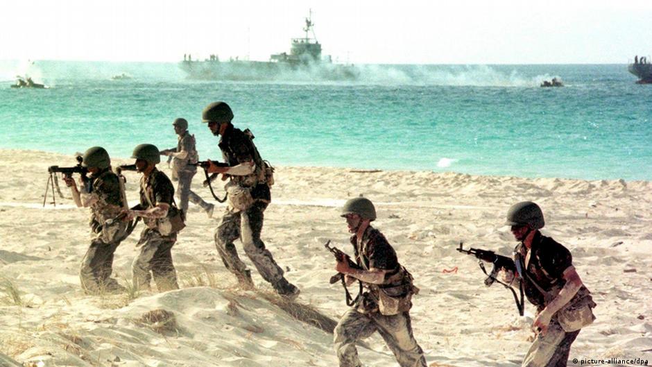 مضيق باب المندب عند سواحل اليمن - أهمية استراتيجية غير متراجعة عبر التاريخ 07 Ägyptische Soldaten bei Truppenübung Archiv 1999 picture-alliance dpa