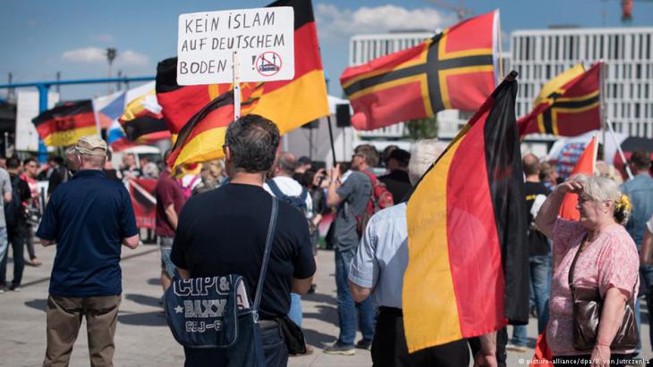 Rechtspopulisten demonstrieren am Berliner Hauptbahnhof; Foto: picture-alliance/dpa/E.v. Jutrcznk