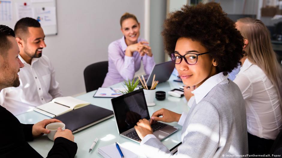 صورة رمزية - التنوع في المجتمع.  Symbolbild Diversität im Büro Foto Getty Images