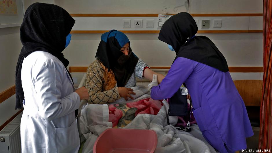 أمل للنساء الحوامل في أفغانستان - تأهيل شابات أفغانيات لمهنة القابلة 01 Eine Hebammenschülerin untersucht eine Patientin unter Aufsicht einer Ausbilderin im Krankenhaus von Bamiyan Afghanistan Foto Reuters