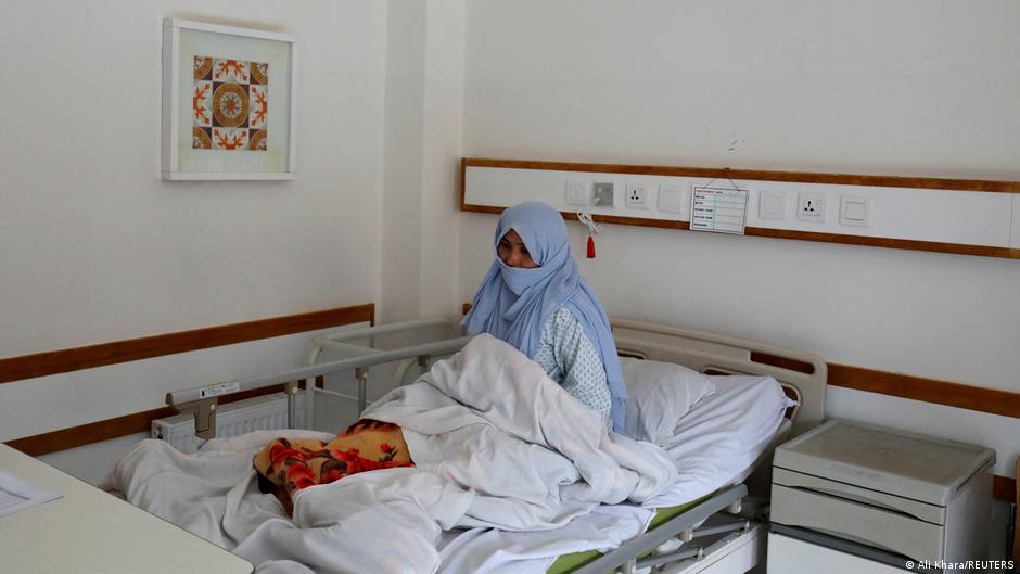 أمل للنساء الحوامل في أفغانستان - تأهيل شابات أفغانيات لمهنة القابلة 02 Afghanistan Junge Frauen werden als Hebammen für abgelegene Dörfer ausgebildet Foto Reuters