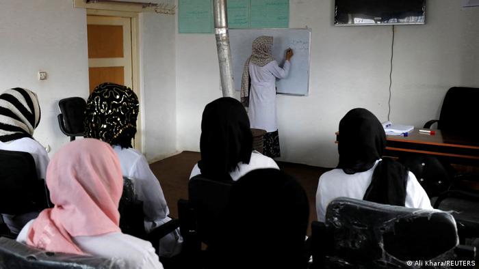 أمل للنساء الحوامل في أفغانستان - تأهيل شابات أفغانيات لمهنة القابلة 03 Junge Frauen mit Kopftuch während einer Unterrichtsstunde Foto Reuters