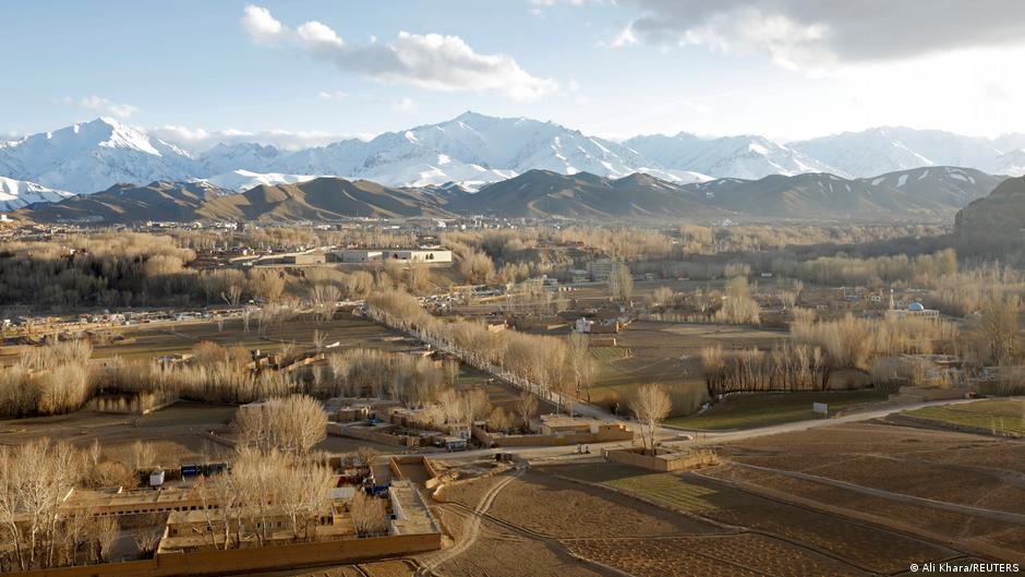 أمل للنساء الحوامل في أفغانستان - تأهيل شابات أفغانيات لمهنة القابلة 06 Übersicht über die Provinz Bamiyan in Afghnistan Im Hintergrund schneebedeckte Berggipfel Foto Reuters