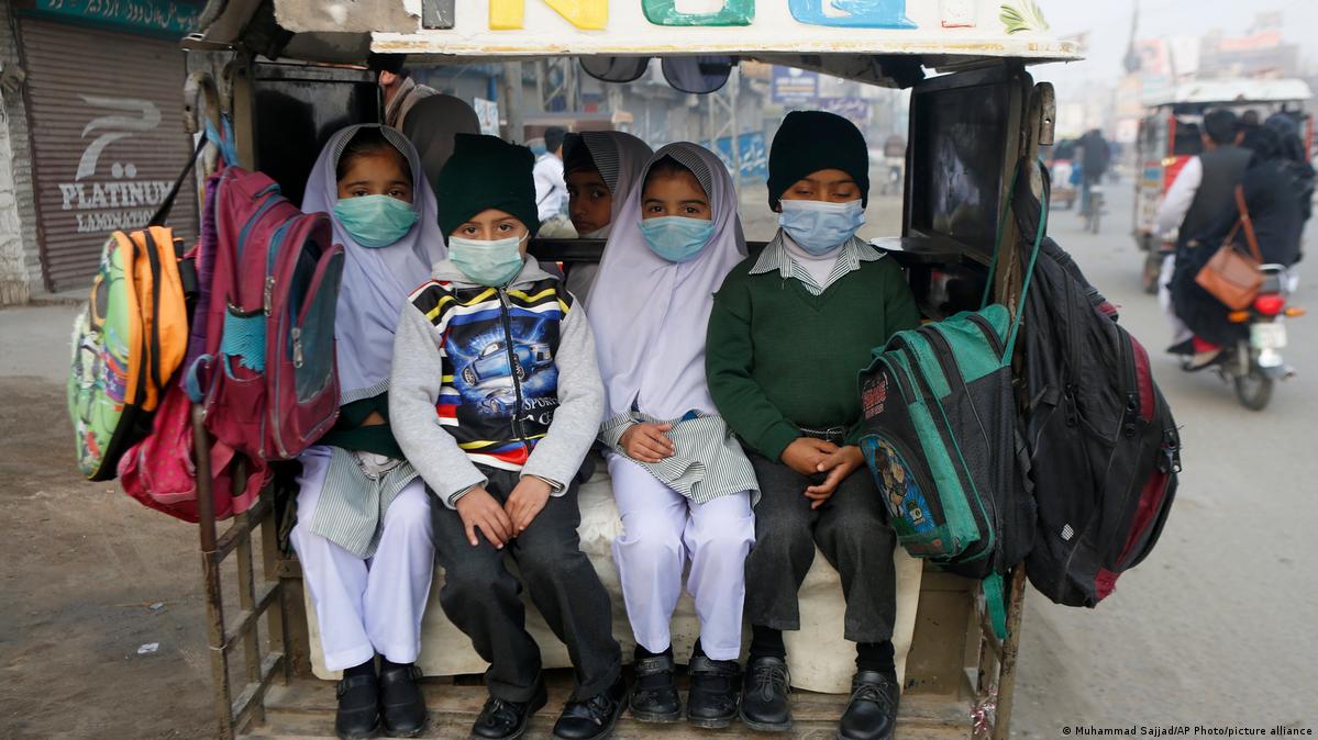 أطفال المدارس الباكستانية خلال جائحة كورونا. Pakistanische Schulkinder während Corona; Foto: Mohammed Sajjad/AP Photo/picture-alliance