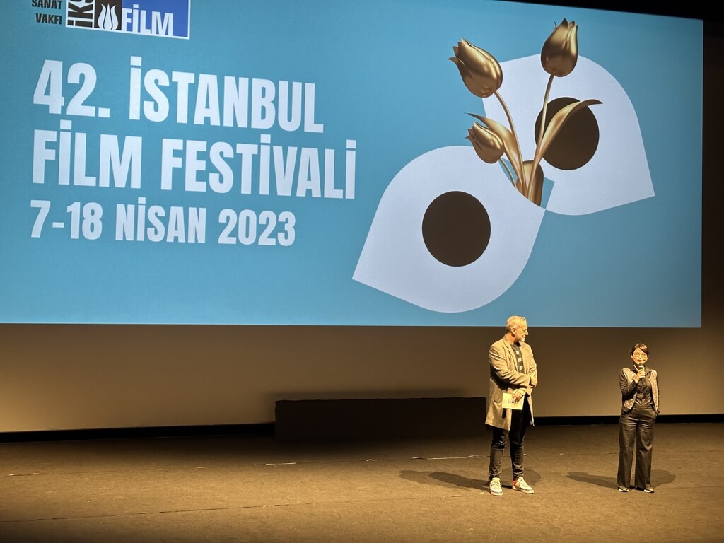 Auf kaum einem hochkarätigen Filmfestival treten Filmkunst und Realität in einen ähnlich intensiven Dialog wie auf dem in Istanbul, das diese Woche zu Ende gegangen ist. Stefan Weidner hat es für Qantara.de besucht. 