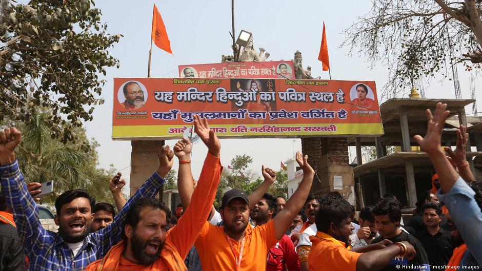 Anhänger einer Hindu-Organisation am Dasna Devi-Tempel 2021: Foto: Hindustan Times/Imago Images