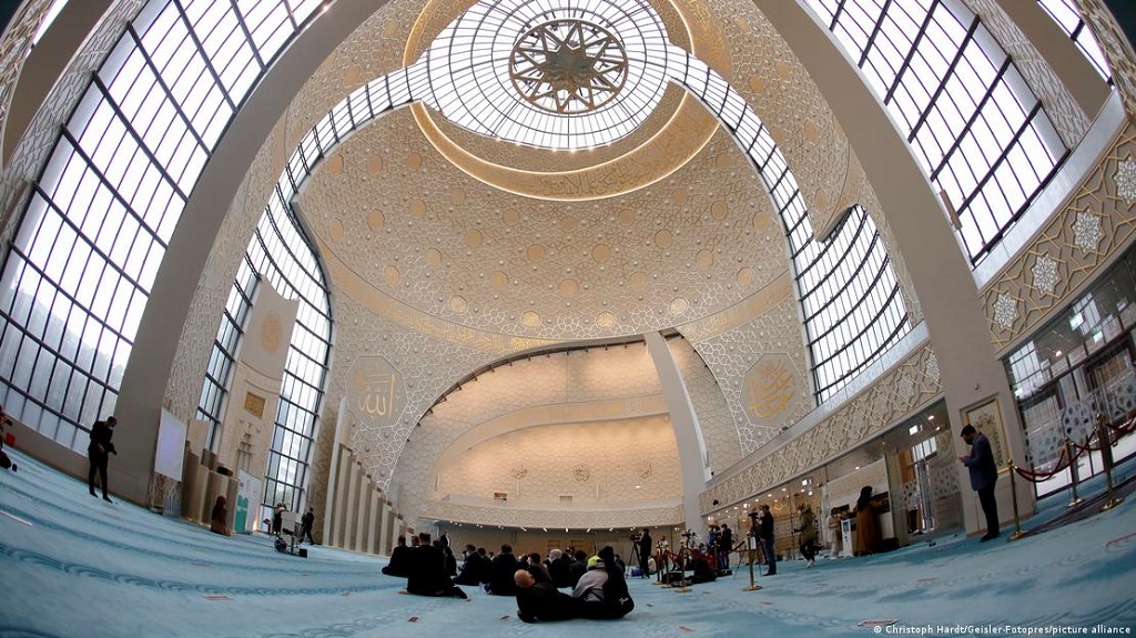 Gläubige in der Ditib-Zentralmoschee in Köln; Foto: Christoph Hardt/Geisler-Fotopres/picture alliance 