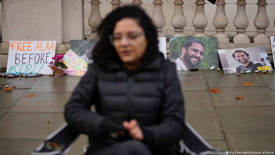 Sanaa Seif bei einem Sit-in vor dem britischen Außenministerium in London (Foto: Kin Cheung/AP/picture alliance)