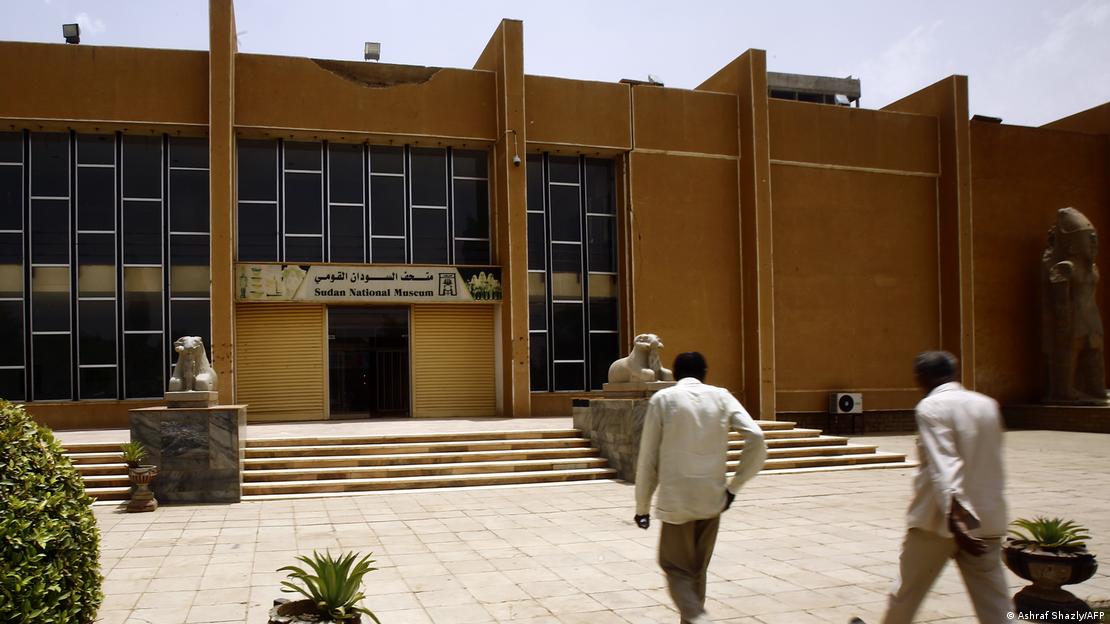 Zwei Männer gehen auf den Eingang des Sudanesischen Nationalmuseums in Khartum zu (Foto: Ashraf Shazly/AFP)