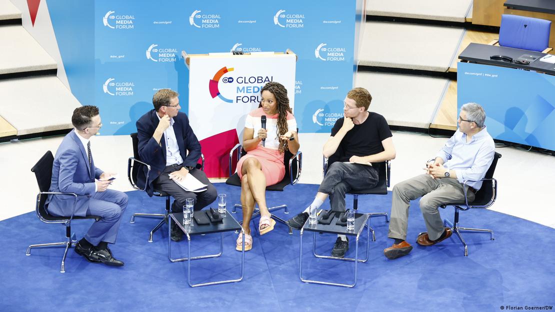 Afua Hirsch bei eier Podiumsdiskussion beim Deutsche Welle Global Media Forum in Bonn im June 2023 (Foto: DW)