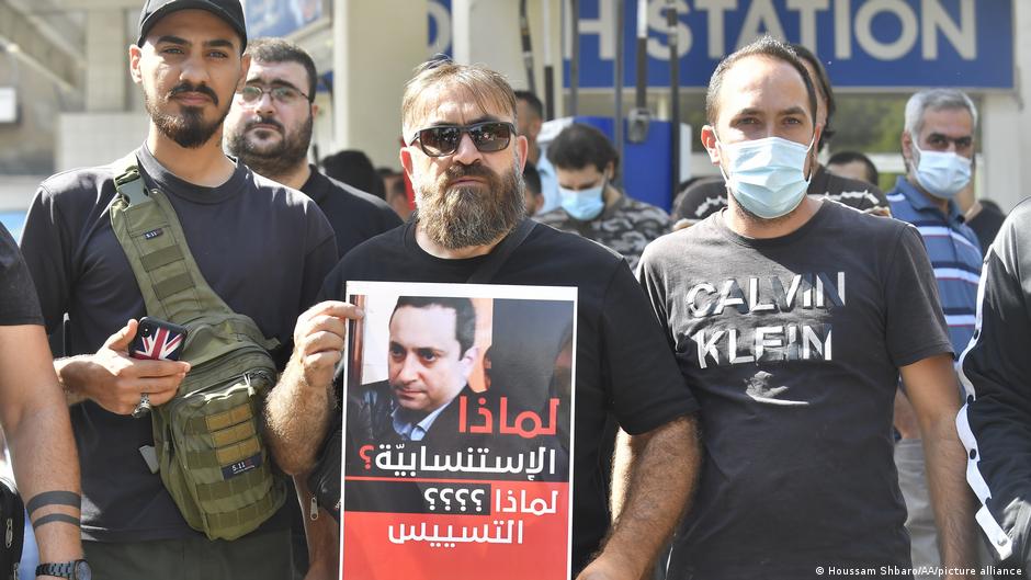 Supporters of Hezbollah and the Amal Movement in Lebanon protest against Bitar in 2021 (image: Houssam Shbaro/AA/picture alliance) 