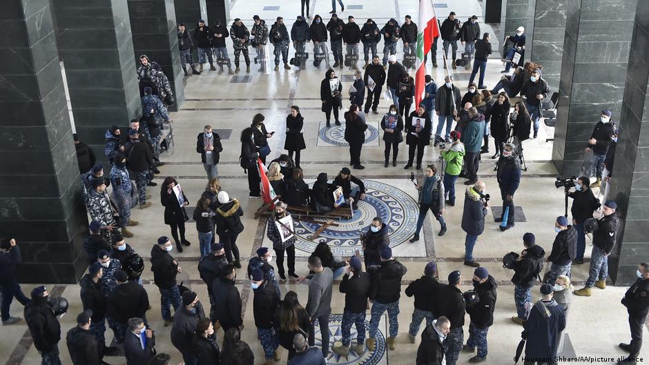 Victims' families in Lebanon stage a pro-Bitar protest (image: Houssam Shbaro/AA/picture alliance)