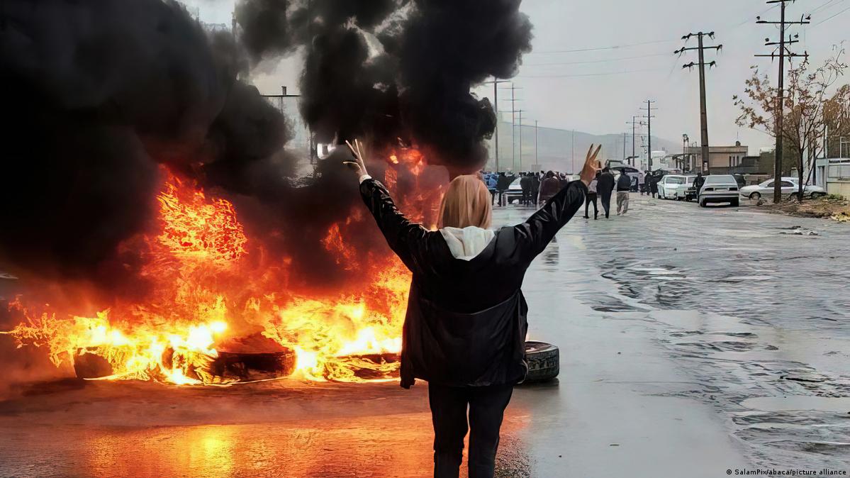 Der Aufstand in Iran wird maßgeblich von Frauen getragen: Vier Autorinnen bieten Innenansichten und bewegende Momentaufnahmen aus unterschiedlichen Perspektiven. 