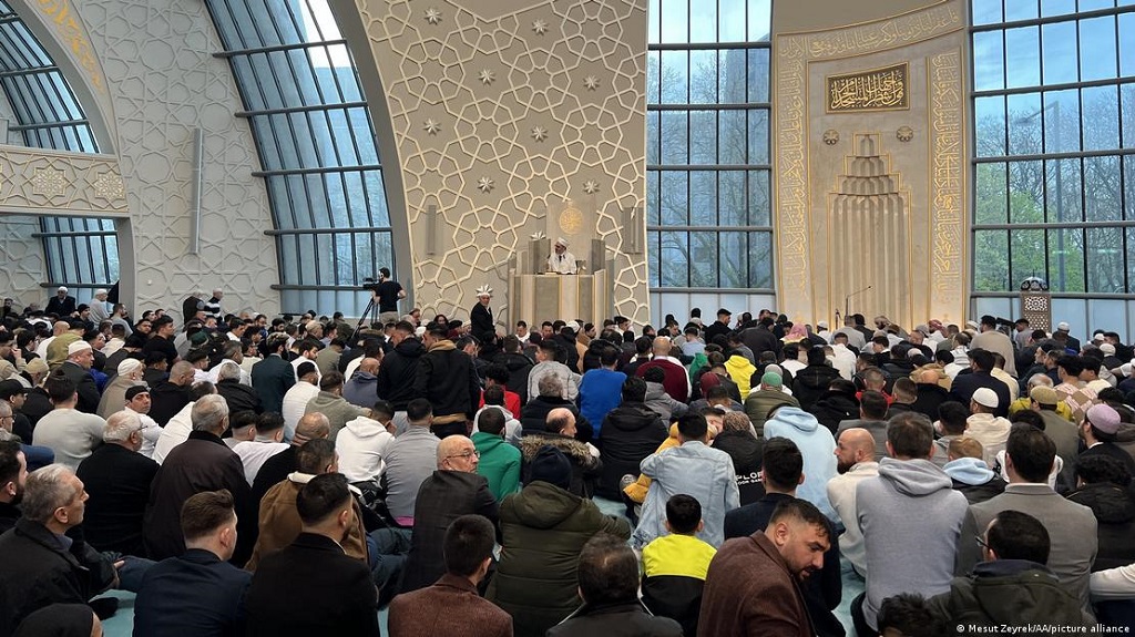 إحدى الصلوات في المسجد المركزي بمدينة كولونيا في ألمانيا. Gebet in der Kölner Zentralmoschee; Foto: Mesut Zeyrek/AA/picture alliance 